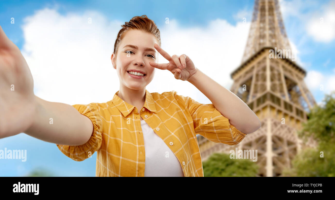 Adolescente en tenant plus de selfies tour eiffel Banque D'Images