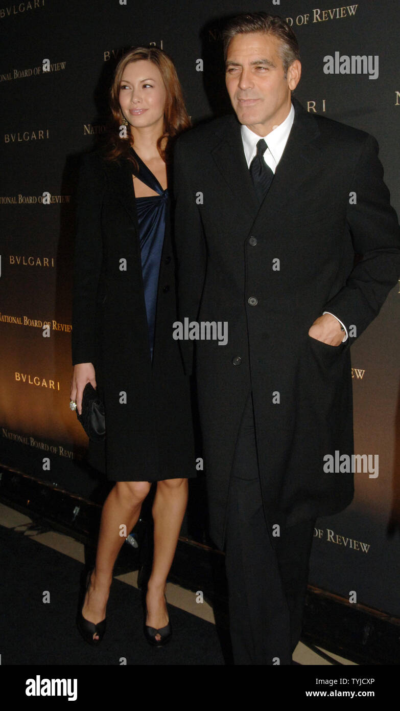 L'acteur George Clooney, lauréat du meilleur acteur pour le film 'Michael Clayton', arrive avec sa petite amie, Sarah Larson pour le 2007 National Board of Review of Motion Pictures des cérémonies de remise de prix tenue au Cipriani 42nd Street à New York le 15 janvier 2008. (Photo d'UPI/Ezio Petersen) Banque D'Images