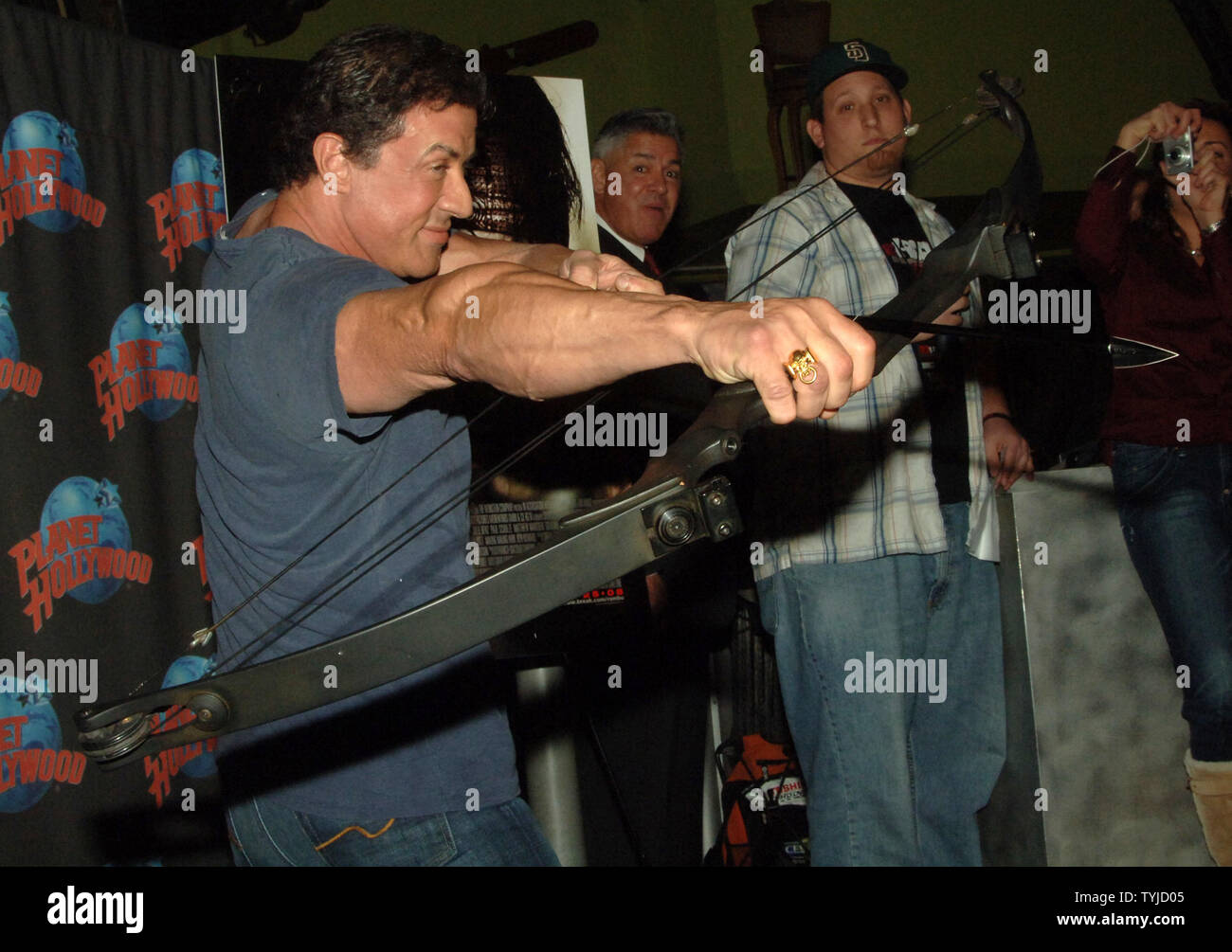 L'acteur Sylvester Stallone apparaît au Planet Hollywood à New York pour présenter l'arc et la flèche qu'il a utilisé dans son dernier film 'Rambo' le 17 janvier 2008. (Photo d'UPI/Ezio Petersen) Banque D'Images