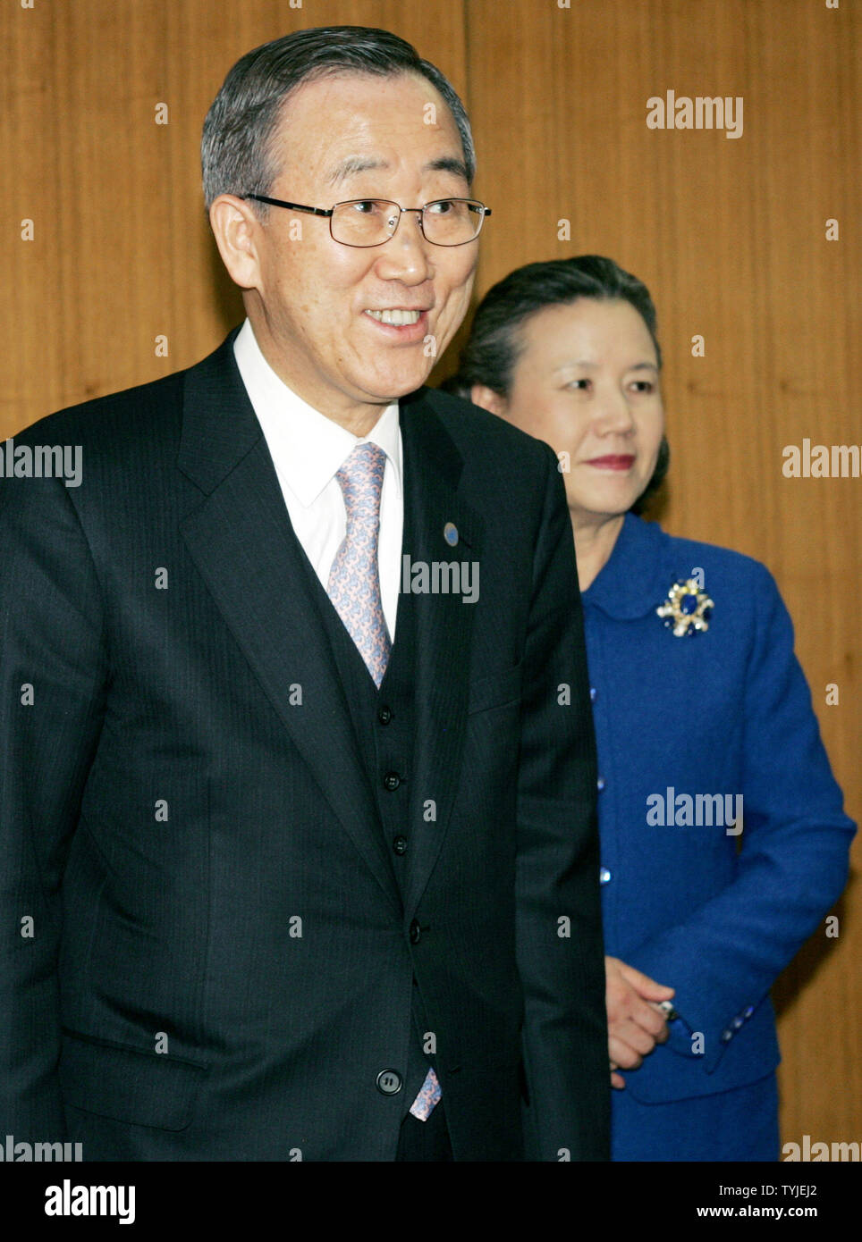 Le Secrétaire Général des Nations Unies, Ban Ki Moon et son épouse Ban Soon-taek arrivent pour une réunion avec la reine Rania Al-Abdullah et le Roi Abdullah II Bin Al Hussein de Jordanie à l'ONU le 28 février 2008 à New York. (Photo d'UPI/Monika Graff) Banque D'Images