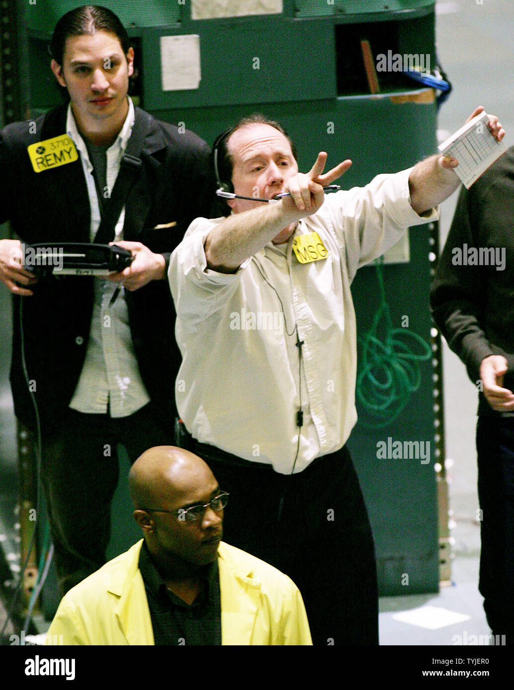 Traders des affaires dans la fosse d'huile à l'huile que NYMEX se rapproche de 104 $ le baril le 4 mars 2008 à New York. Les prix du pétrole ont continué d'augmenter l'avance de la production de l'OPEP réunion où il est prévu que l'OPEP n'augmentera pas l'offre d'huile pour faciliter la tenue des prix élevés. (Photo d'UPI/Monika Graff) Banque D'Images