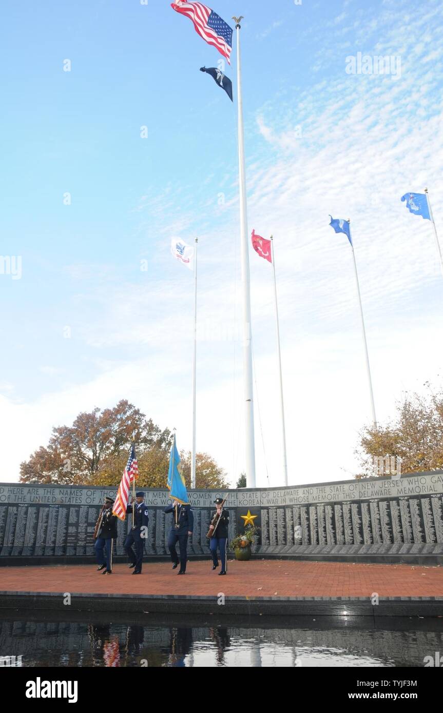 11/11/16 - Veteran's Day Event La présentation des drapeaux à la célébration de la Journée des anciens combattants à la Delaware Memorial Bridge en tant que membres de tous les services qu'hier et d'aujourd'hui honorer ceux qui ont servi, dans la région de Wilmington, Del. Banque D'Images