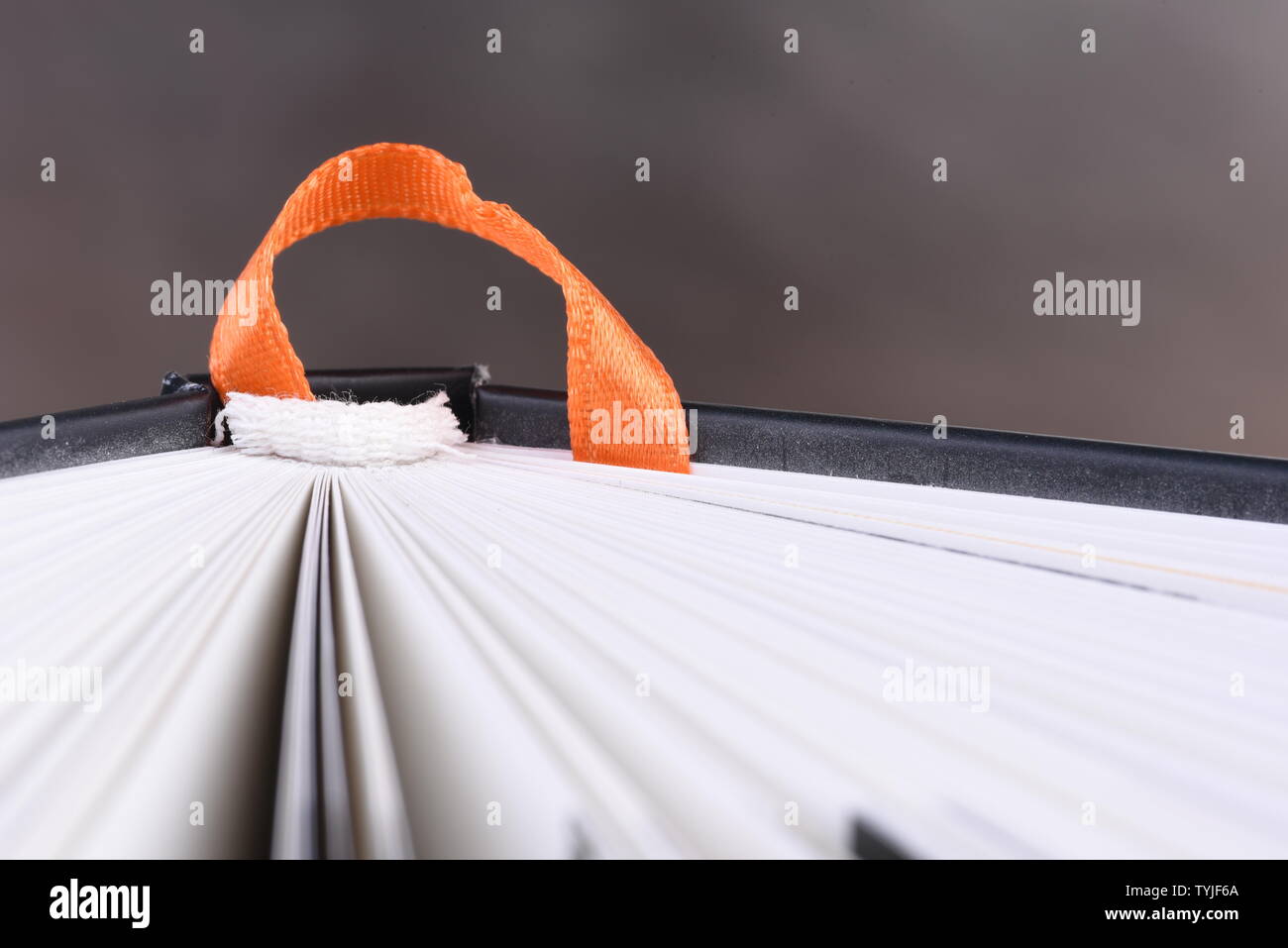 A ouvert le débat sur le portable avec ruban Ajouter aux favoris Banque D'Images