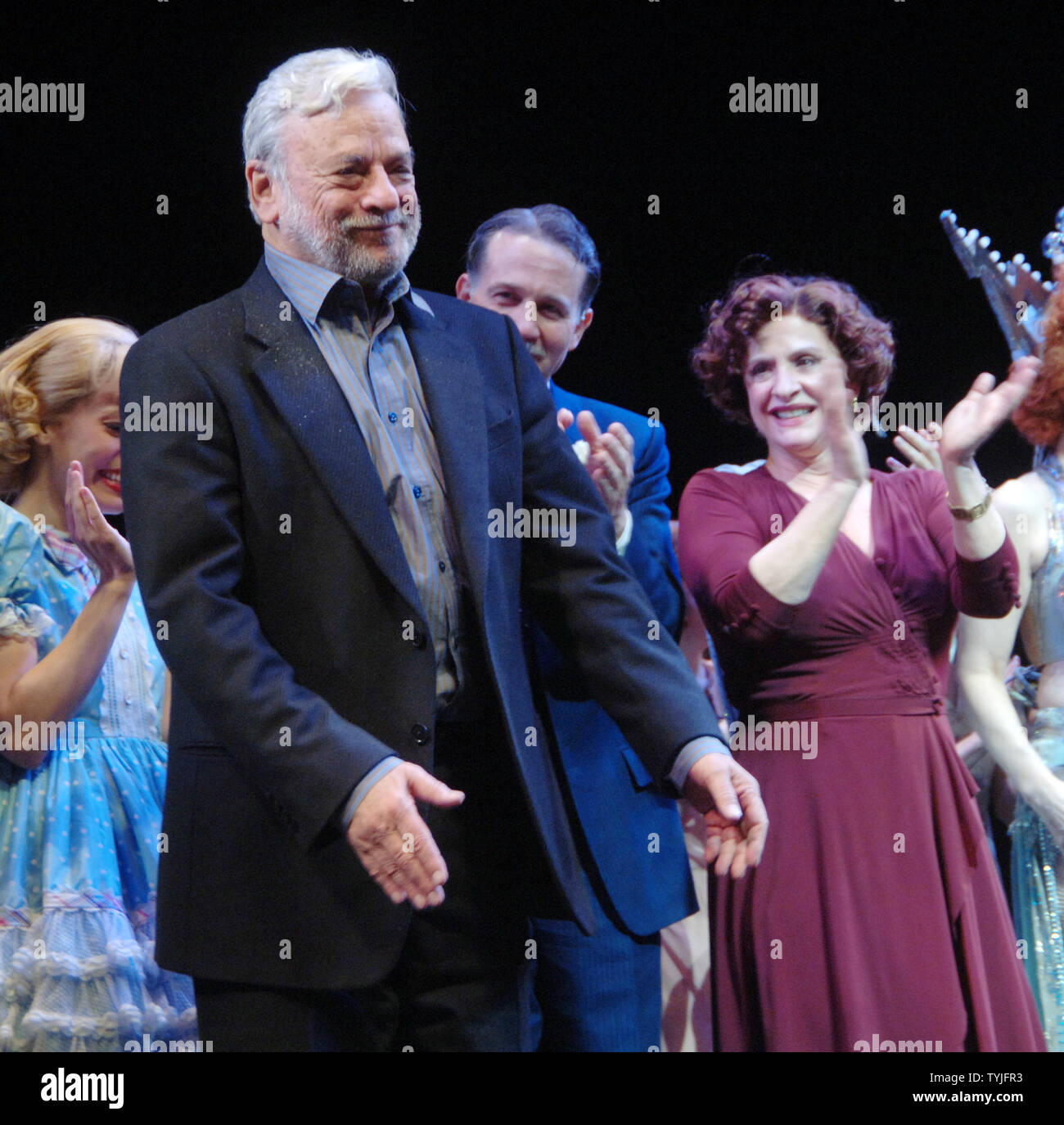 L'actrice Patti Lupone apporte son compositeur Stephen Sondheim (l) sur scène pour sa soirée d'ouverture Curtain Call arc dans la relance de la production de Broadway "Gypsy" au St James Theatre de New York le 27 mars 2008. (Photo d'UPI/Ezio Petersen) Banque D'Images