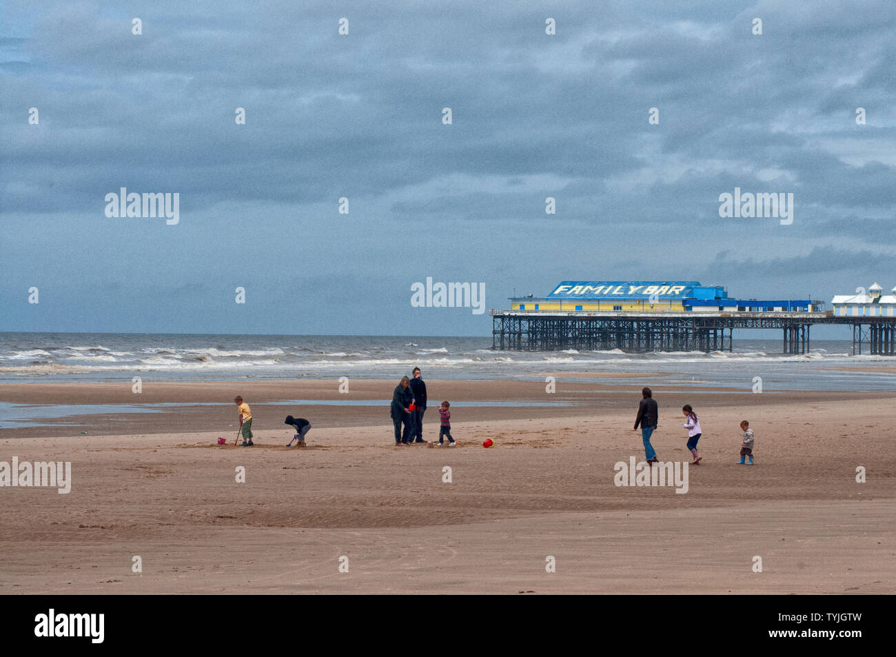 Une journée en famille jouer beach cricket sur les plages de sable de Blackpool Banque D'Images