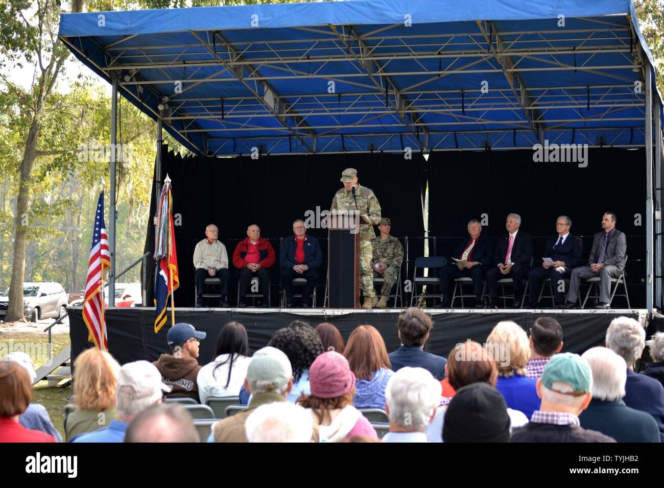 Le colonel Phil Brooks, le commandant pour la 1st Armored Brigade Combat Team, 3e Division d'infanterie, s'adresse à la foule à J.F. Gregory Park pendant la cérémonie de la Journée des anciens combattants de Richmond Hill le 11 novembre. Banque D'Images