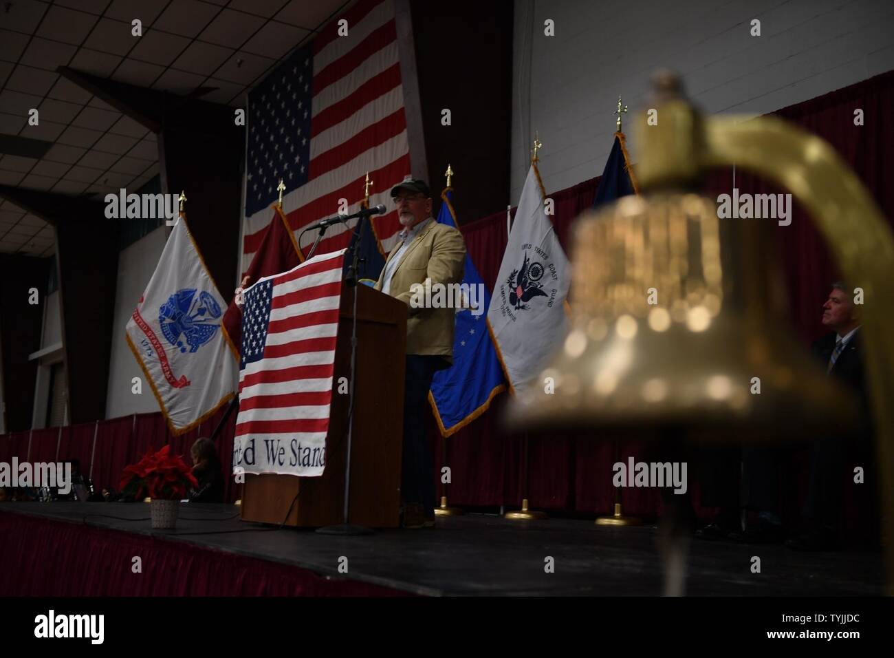 SILVERDALE, Washington (nov. 11, 2016) a pris sa retraite le Cmdr. Jack James, un U.S. Navy SEAL, prononce un discours lors de la Journée des anciens combattants de 2016 cérémonie tenue dans le Pavillon du Soleil Kitsap. La cérémonie a payé l'égard de membres de services passés et présents et rappeler les membres de service perdus au cours de l'histoire des États-Unis. Banque D'Images