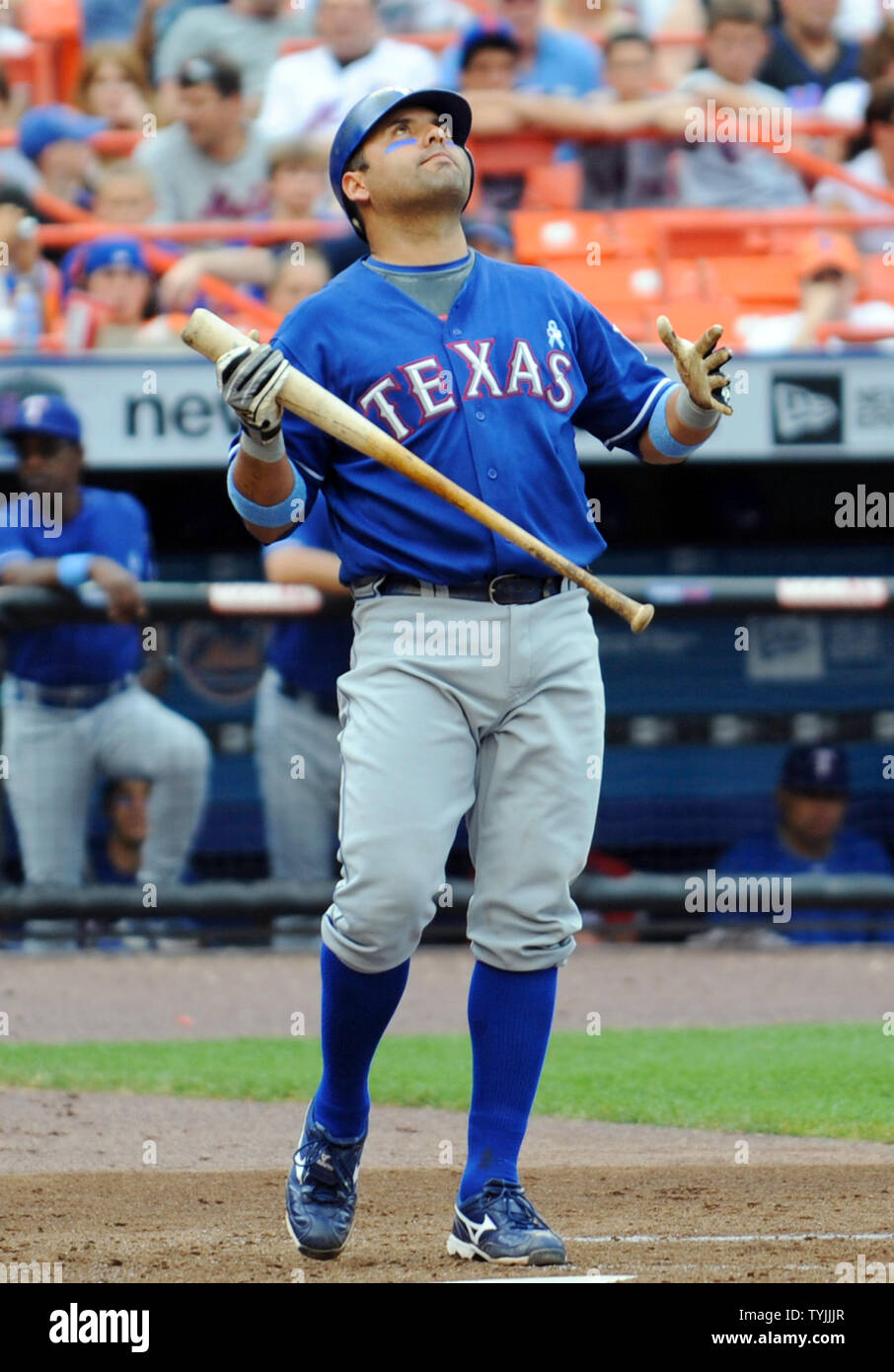 Les Rangers du Texas Gerald Laird réagit après un lancer dans la troisième manche contre les Mets de New York au Shea Stadium de New York le 15 juin 2008. (Photo d'UPI/John Angelillo) Banque D'Images