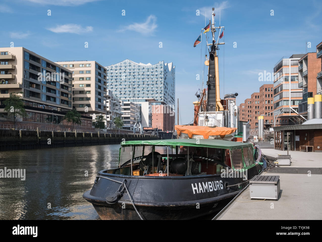 Vue le long Sandtorhafen Harbour, avec son mélange d'architecture moderne et d'amarrage de navires historiques, Hafencity, Hambourg, Allemagne. Banque D'Images