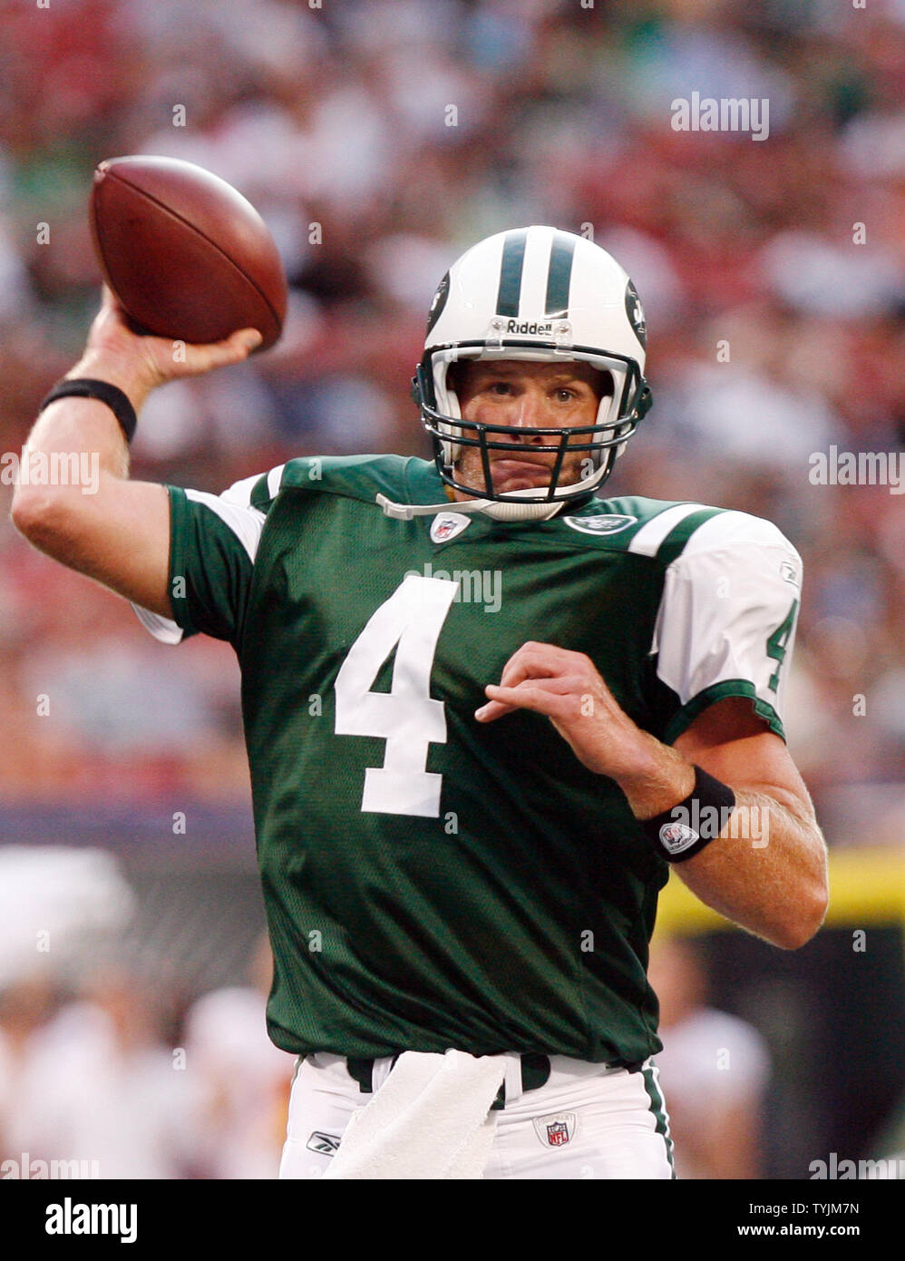New York Jets Brett Favre lance une passe de touché de 4 verges à Dustin Keller au premier trimestre contre l'Redskins de Washington au Giants Stadium à East Rutherford, New Jersey le 16 août 2008. (Photo d'UPI/John Angelillo) . Banque D'Images