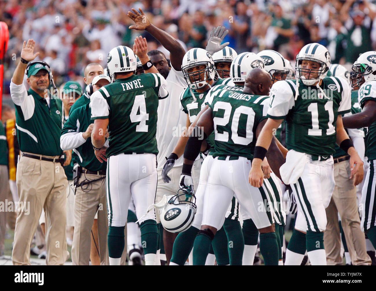 New York Jets Brett Favre célèbre avec ses coéquipiers après avoir lancé une passe de touché de 4 verges à Dustin Keller au premier trimestre contre l'Redskins de Washington au Giants Stadium à East Rutherford, New Jersey le 16 août 2008. (Photo d'UPI/John Angelillo) . Banque D'Images