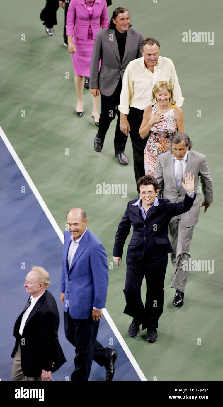 Beaucoup de tennis Billie Jean King, centre, des vagues à la foule acclamant comme elle est rejoint par d'autres champions internationaux des États-Unis ( gauche à droite) Ron Laver, Stan Smith, Ilie Nastase, Chris Evert, John Newcombe et Guillermo Vilas car ils prennent part à la cérémonie d'ouverture qui commémore le 40e anniversaire de l'US Open à la U.S. National Tennis Center le 25 août 2008 à Flushing Meadows, New York. (Photo d'UPI/Monika Graff) Banque D'Images