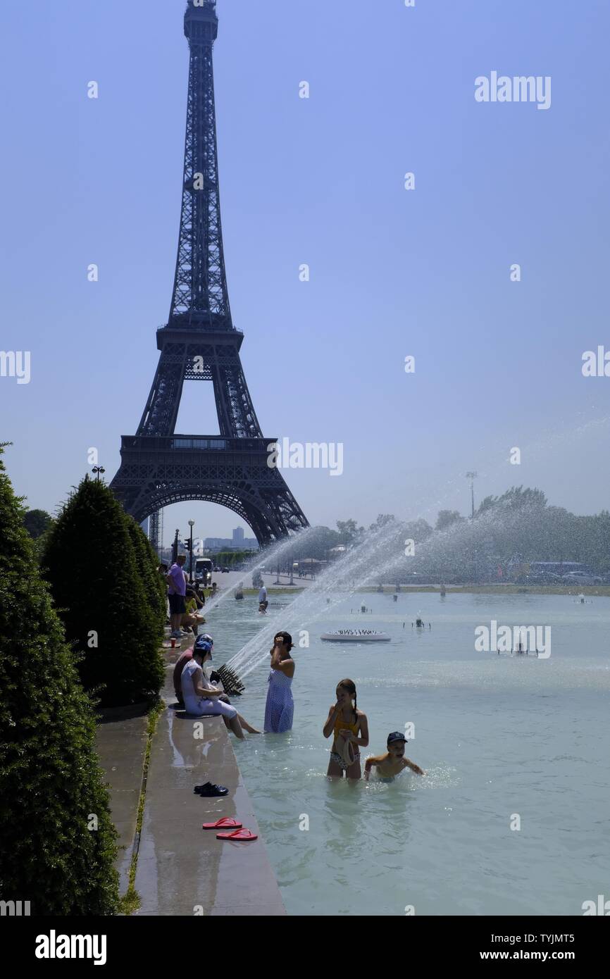 Paris essaie de faire face à la chaleur - parisiens de se rafraîchir dans les fontaines dans les jardins du Trocadéro, au cours de la chaleur extrême. Banque D'Images