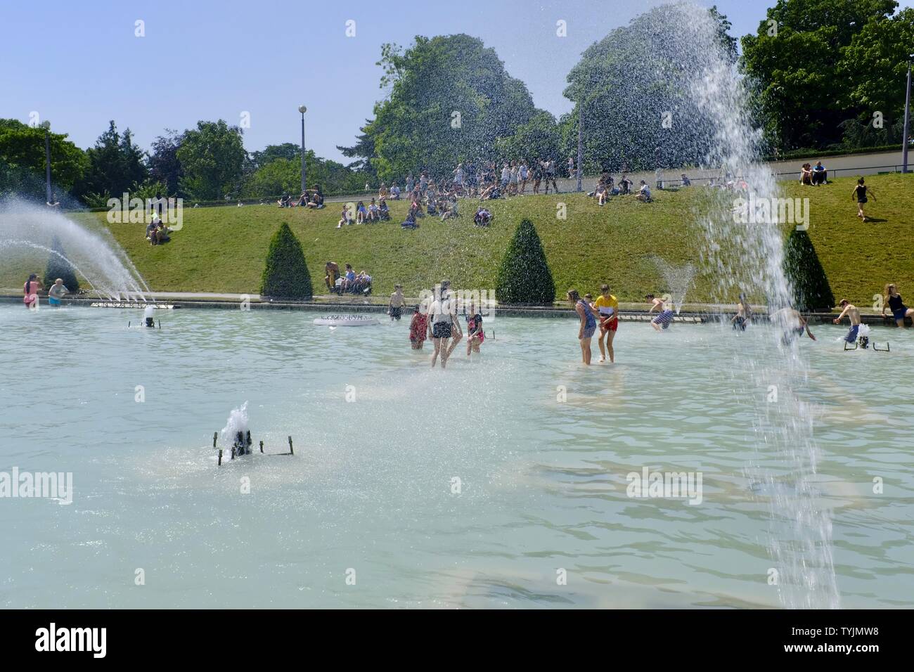 Paris essaie de faire face à la chaleur - parisiens de se rafraîchir dans les fontaines dans les jardins du Trocadéro, au cours de la chaleur extrême. Banque D'Images