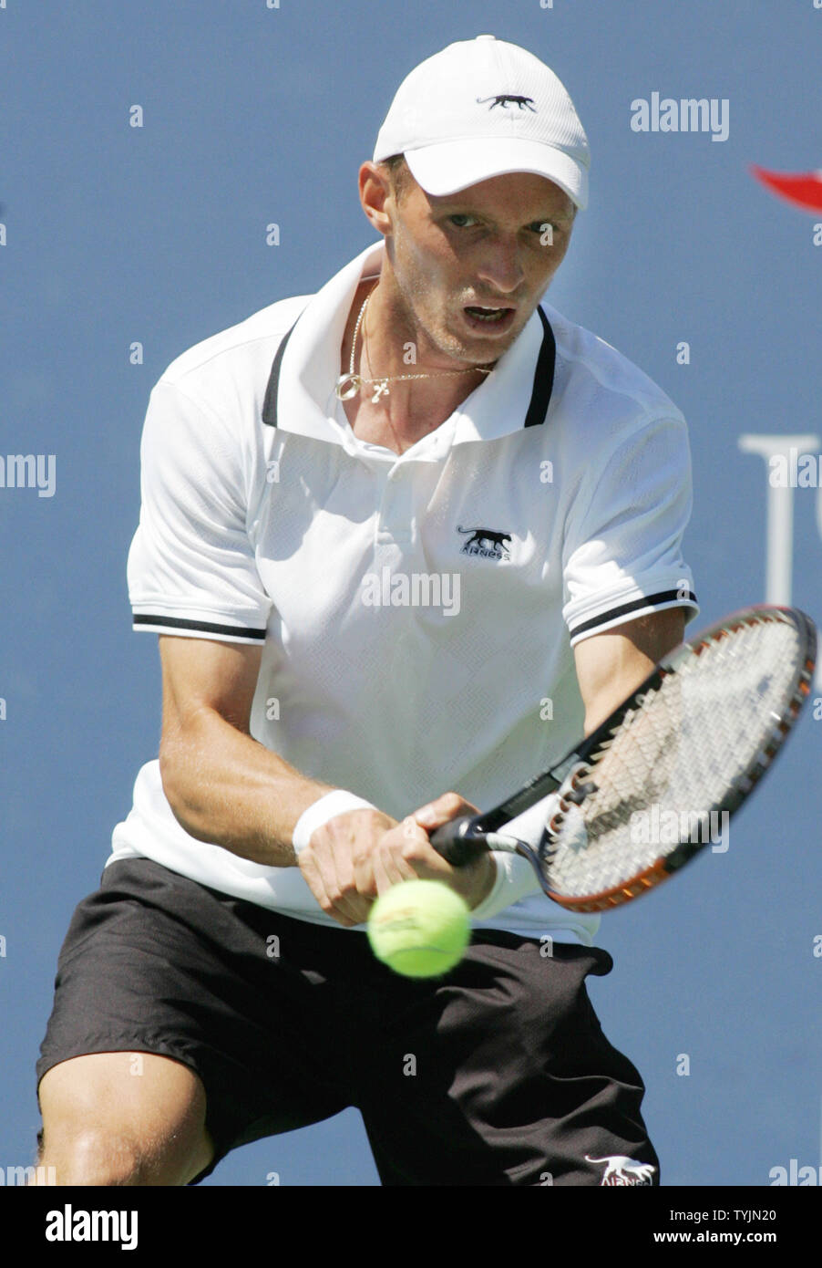 Nikolay Davydenko de Russie, cinquième tête de série, renvoie la balle à la Russie Dmitry Tursunov dans la troisième série de troisième série action au tournoi de tennis des États-Unis à la U.S. National Tennis Center le 31 août 2008 à Flushing Meadows, New York. Jankovic a remporté 3-6, 6-2, 6-1. Davydanko a gagné 6-2, 7-6(3), 6-3. (Photo d'UPI/Monika Graff) Banque D'Images