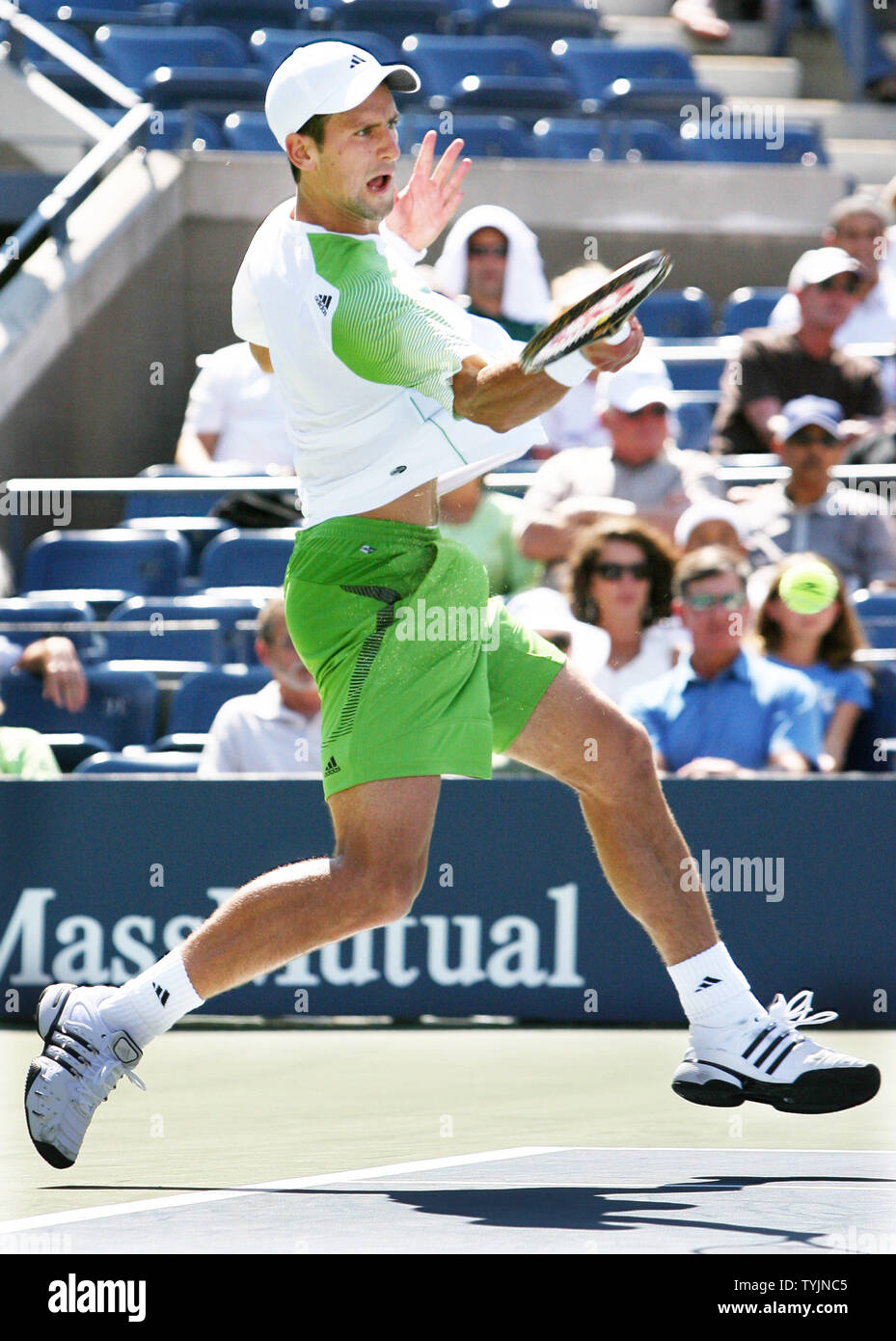 De la Serbie de Novak Djokovic, troisième semence, renvoie la balle à Tommy Robredo de l'Espagne en quatrième ronde de l'action au tournoi de tennis des États-Unis à la U.S. National Tennis Center le 2 septembre 2008 à Flushing Meadows, New York. (Photo d'UPI/Monika Graff) Banque D'Images