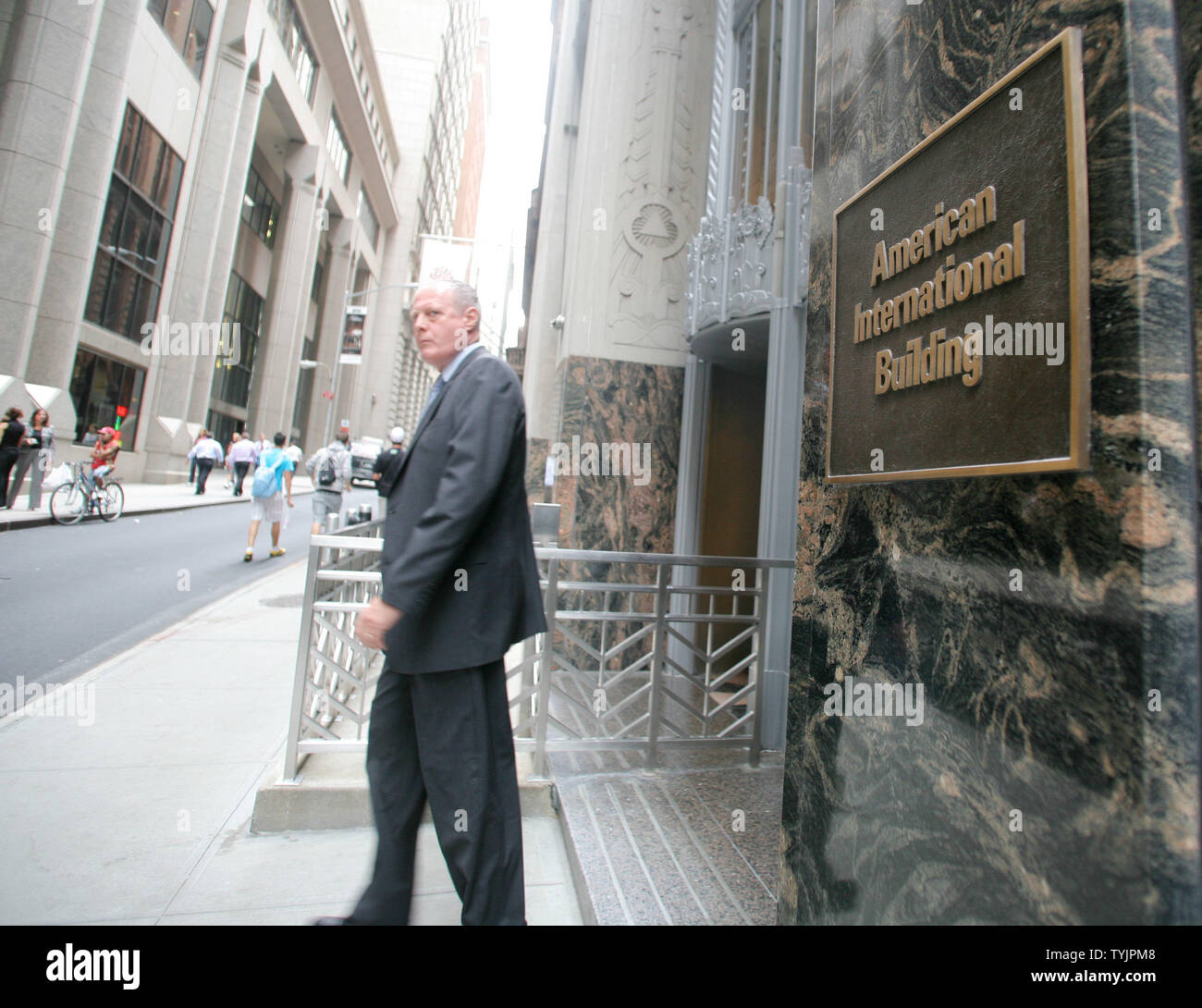 Un homme quitte l'American International Building où American International Group est situé le siège comme AIG tente de sauver de lui-même un jour après la chute de Lehmans Brothers le 16 septembre 2008 à New York. (Photo d'UPI/Monika Graff) Banque D'Images