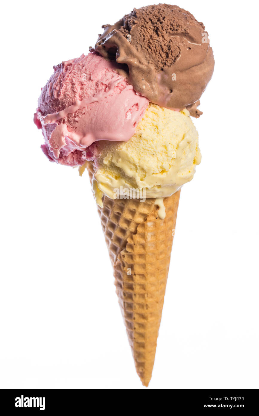 Vue de face du vrai edible cornet de crème glacée avec 3 boules de crème glacée (vanille, chocolat, fraise) isolé sur fond blanc Banque D'Images