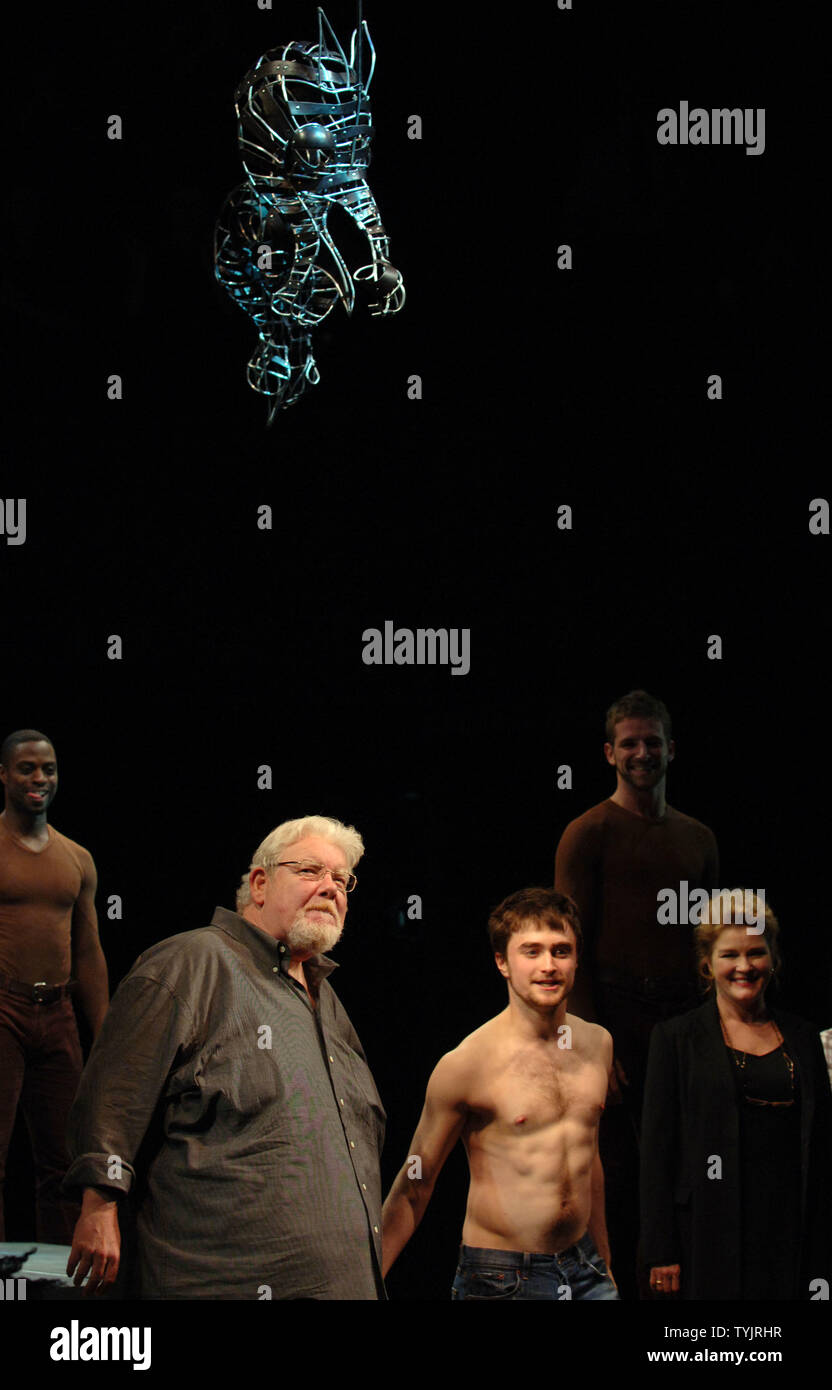 Acteurs Richard Griffiths, Daniel Radcliffe et Kate Mulgrew (G à D) prennent leur soirée d'ouverture Curtain Call arcs dans la relance de la production de Broadway de Peter Shaffer jouer Equus le 25 septembre 2008. (Photo d'UPI/Ezio Petersen) Banque D'Images