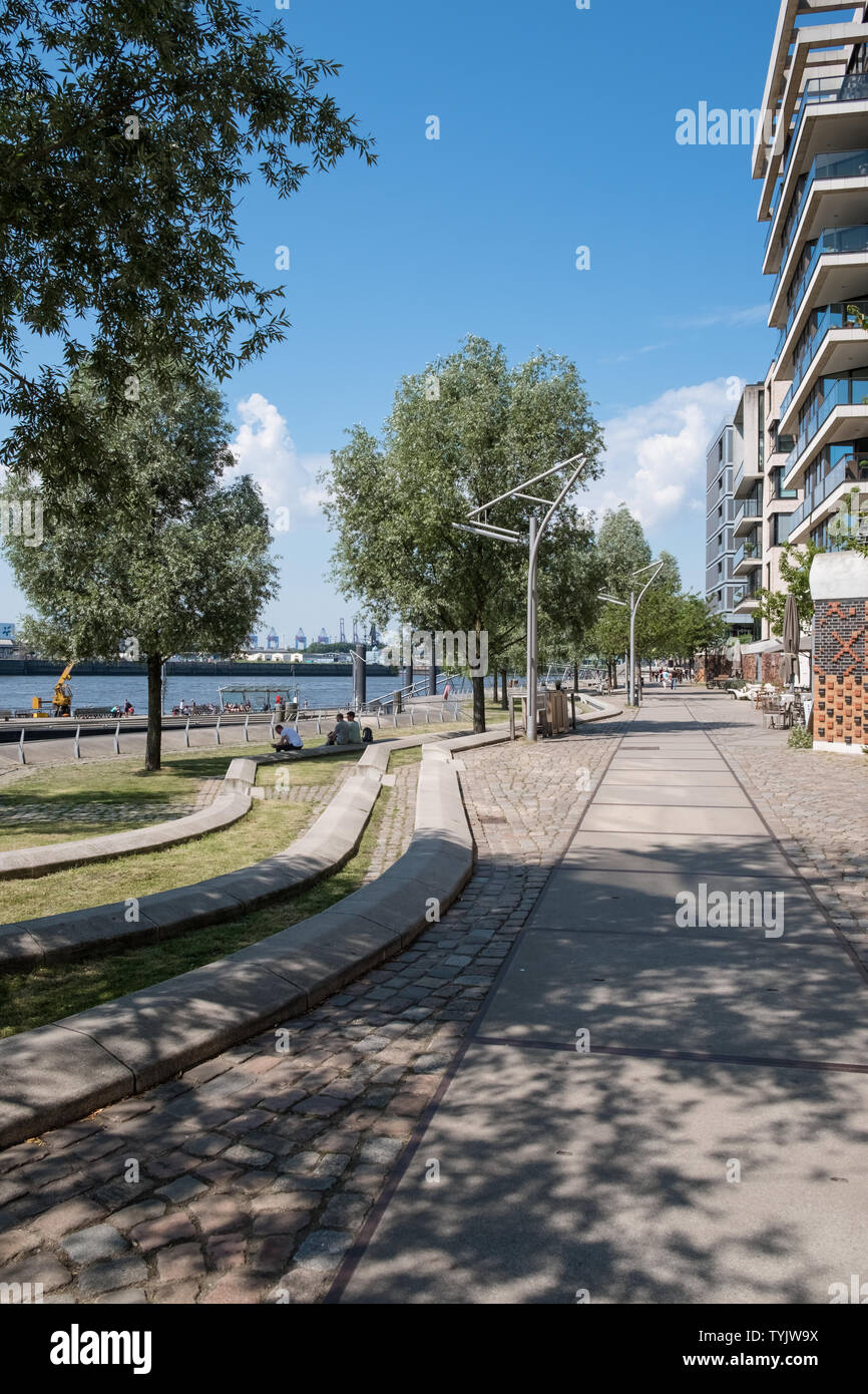 Scène de rue le long de la promenade du front de l'Elbe, Dalmannkai, Hafencity, Hambourg, Allemagne Banque D'Images