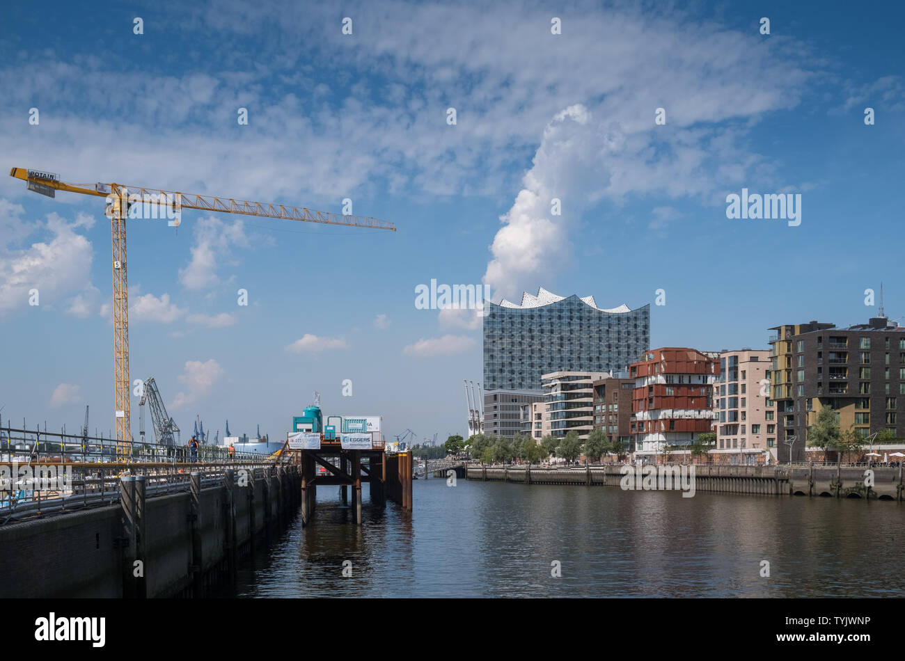 L'architecture moderne, y compris l'Elbe Philharmonic concert hall, à côté du fleuve Elbe, HafenCity, Hambourg, Allemagne. Banque D'Images