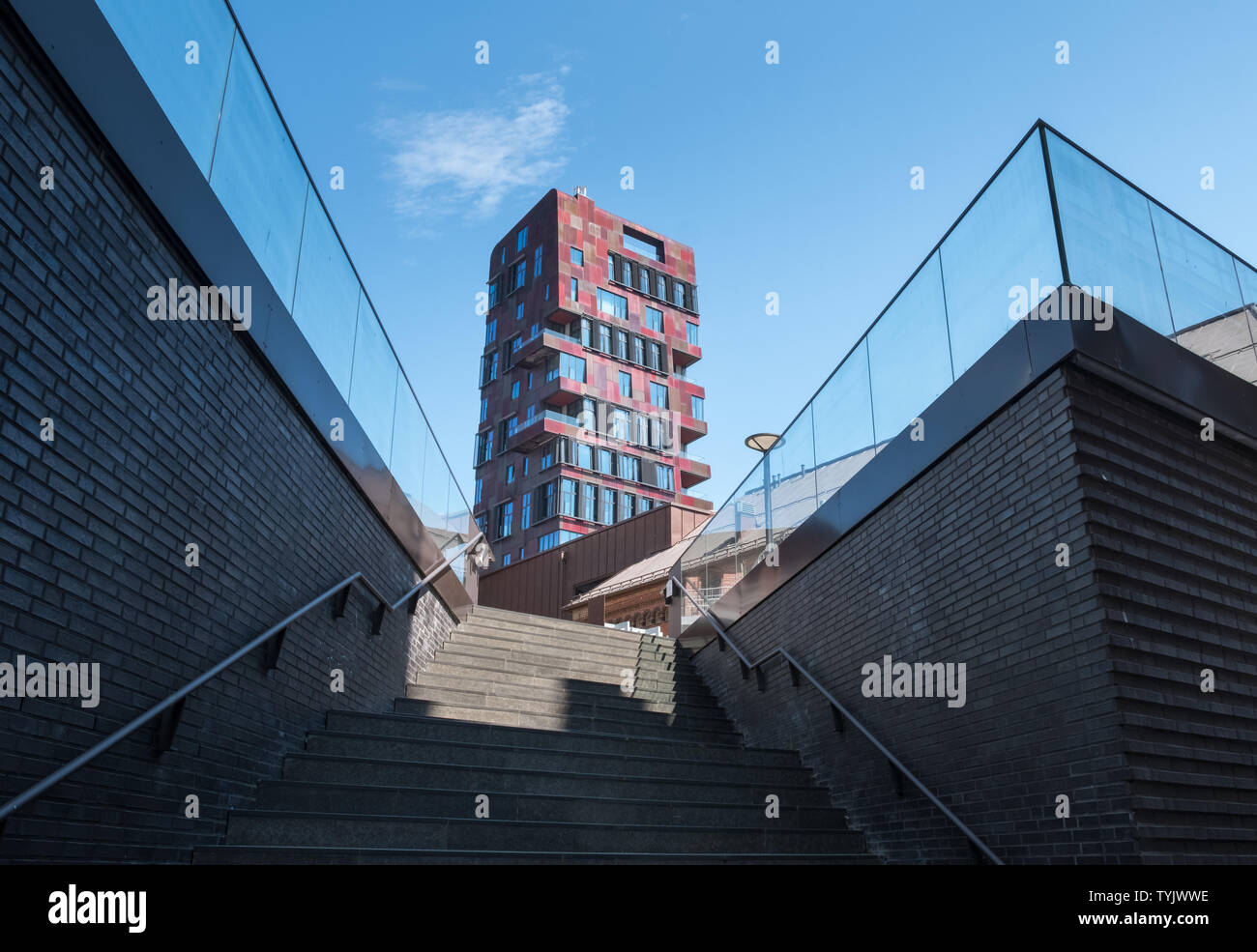 Panneaux de revêtement en aluminium anodisé de l'ocre, Russet et bourgogne rouge a utilisé sur le bâtiment de la tour de cannelle, Osakaallee, HafenCity, Hambourg, Allemagne. Banque D'Images