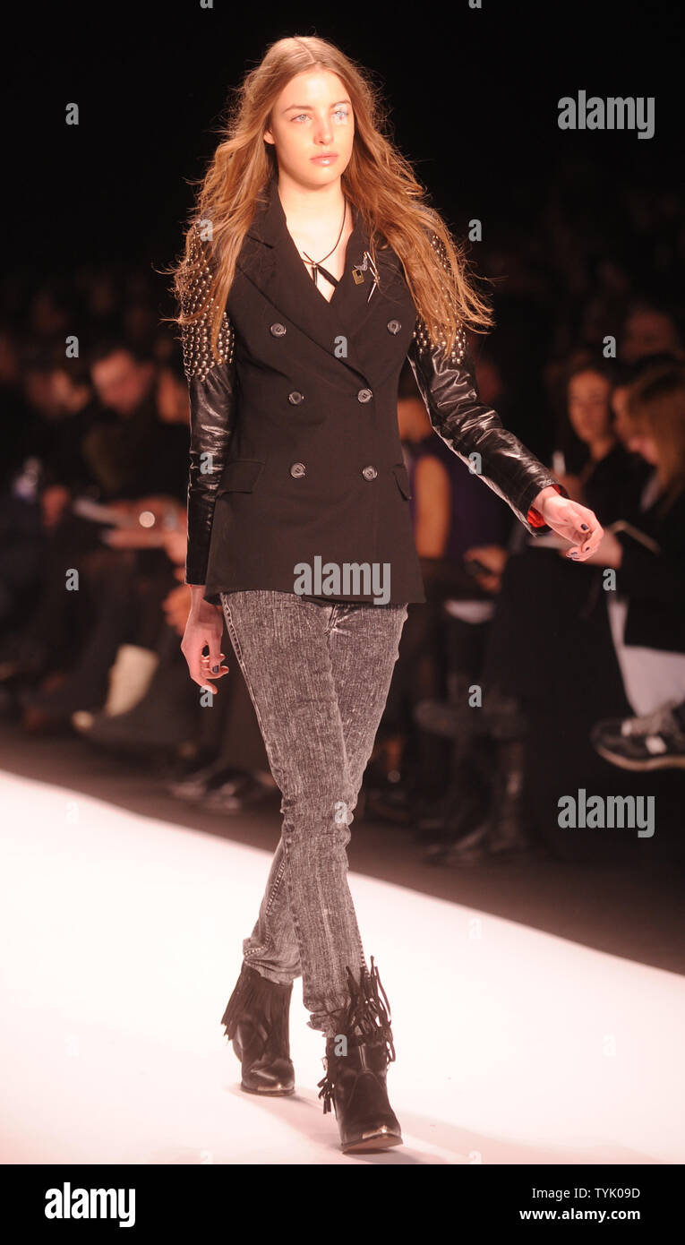 Présenter les modèles Automne 2009 William Rast ligne de vêtements conçus en partie par le chanteur Justin Timberlake à la Mercedes Benz Fashion Week à New York le 16 février 2009. (Photo d'UPI/Ezio Petersen) Banque D'Images