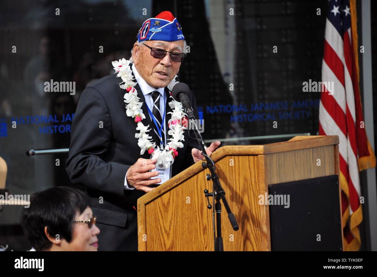 Lawson Sakai, un vétéran de la 442e équipe de combat régimentaire, parle pendant le Japanese American Historical Society, cérémonie en l'honneur de Nisei Anciens Combattants au Presidio de San Francisco le 12 novembre. Banque D'Images