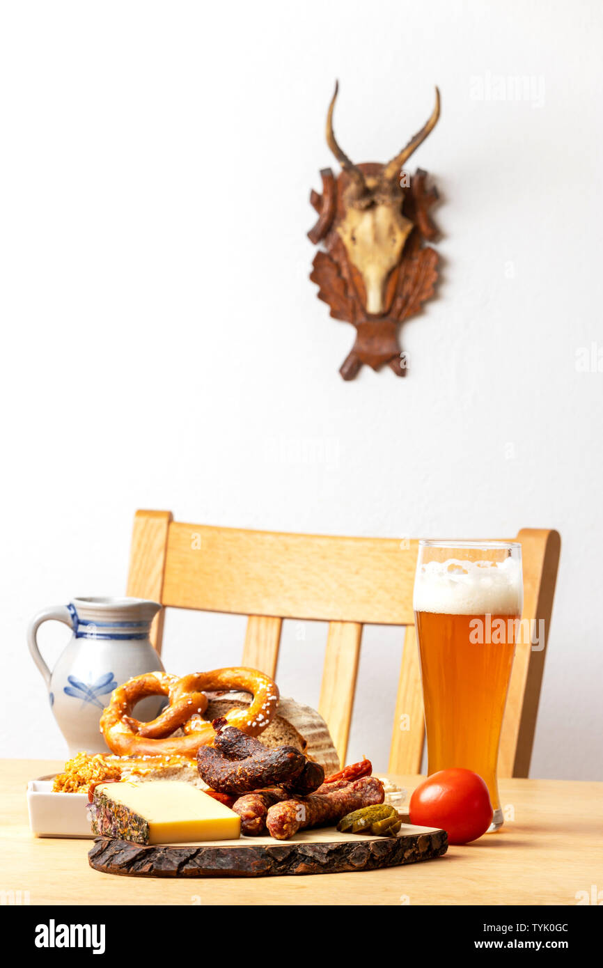 Les saucisses allemandes avec du fromage et de la bière Banque D'Images