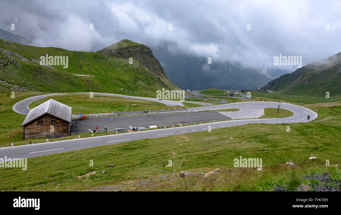 La Haute Route alpine du Grossglockner en Autriche sur un jour d'été nuageux Banque D'Images