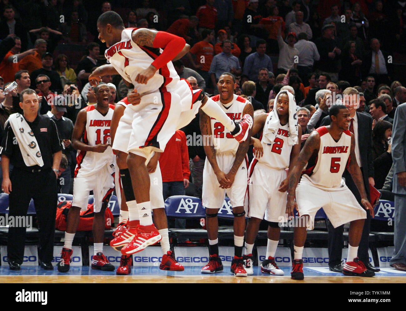 Les Louisville Cardinals Terrance Williams (1) bondit à côté de son banc d'équipe après le match contre Syracuse Orange dans la Grande Finale du Championnat de basket-ball de l'Est au Madison Square Garden de New York le 14 mars 2009. Louisville défait Syracuse 76-66 pour gagner le championnat 2009 Grand Orient. (Photo d'UPI/John Angelillo) Banque D'Images