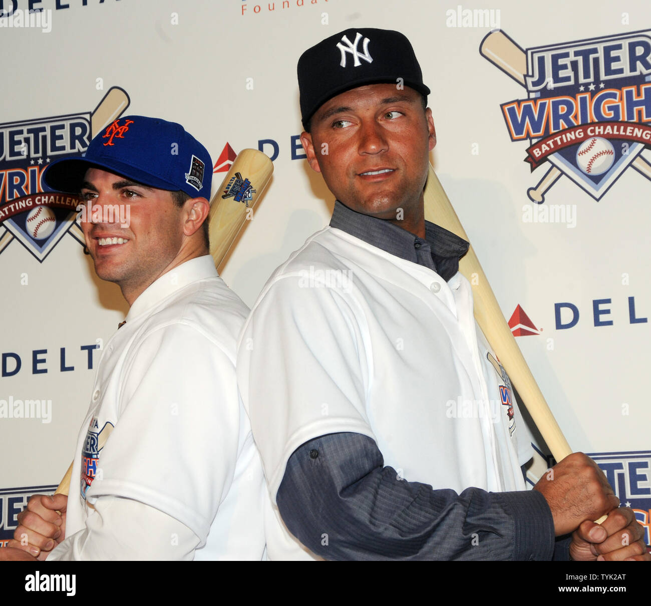 New York Mets David Wright et Derek Jeter des Yankees de New York (G à D) répondre aux médias de New York pour annoncer leur saison au bâton long challenge parrainé par Delta Airlines pour soutenir les joueurs diverses fondations le 3 avril 2009. (Photo d'UPI/Ezio Petersen) Banque D'Images