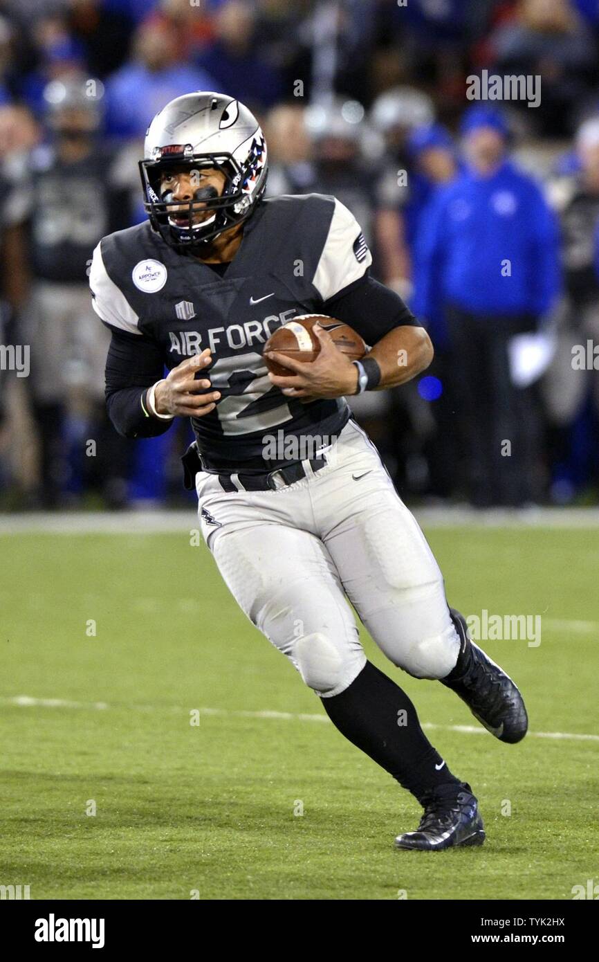 Arion Worthman, quart-arrière de deuxième année, une brouille pour le yardage comme l'Air Force Falcons rencontré la Colorado State Rams à la U.S. Air Force Academy's Falcon Stadium à Colorado Springs, Colorado, le 12 novembre 2016. Les Falcons défait les Rams 49-46. La hâte pour 143 yards Worthman. Banque D'Images