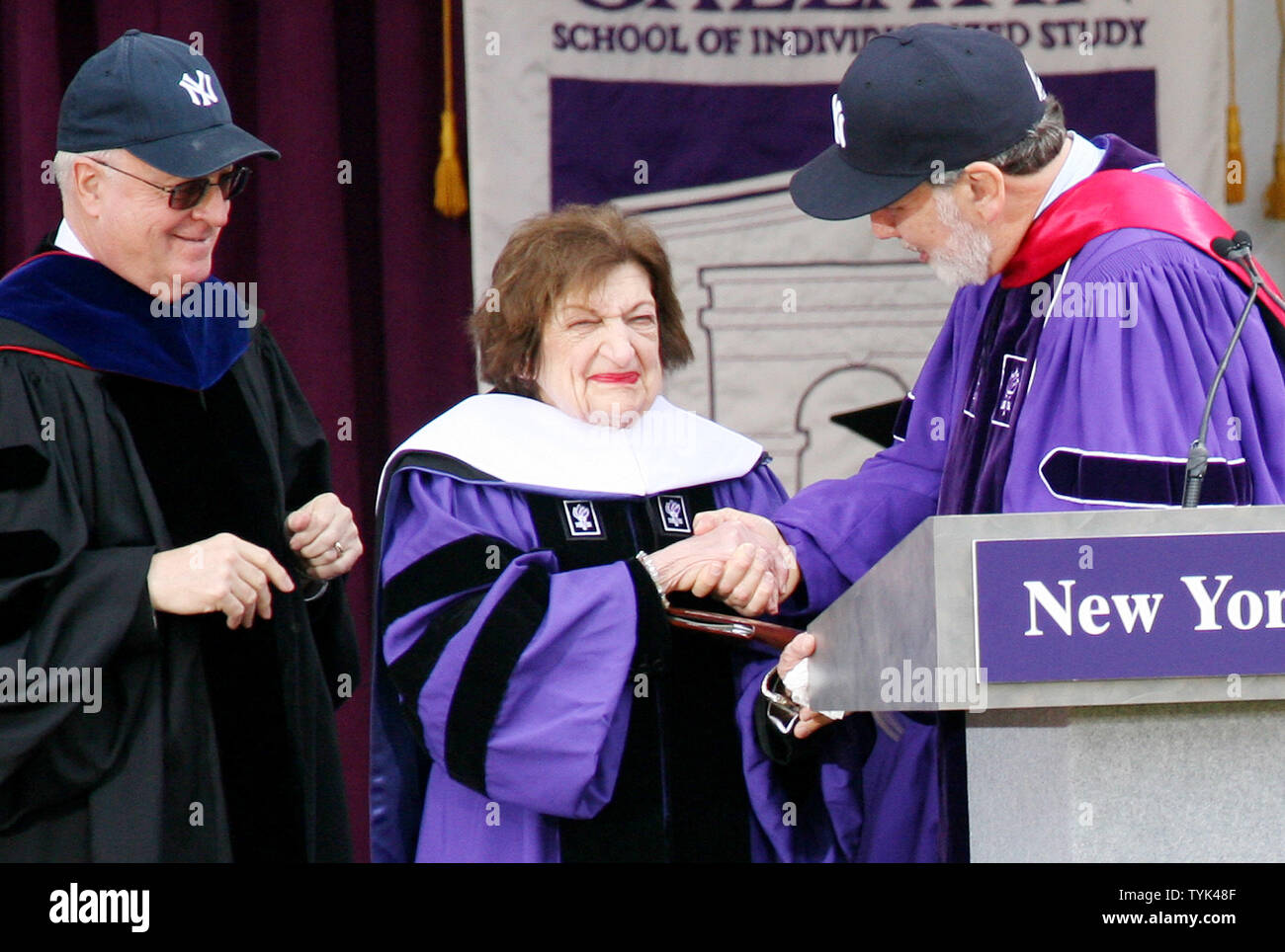 Helen Thomas, célèbre correspondant de presse de la Maison Blanche, est félicité par le président de l'Université de New York John Sexton (R) à titre de fiduciaires Président Martin Lipton regarde elle est présentée avec un doctorat honorifique de l'université de New York au cours de cérémonie des finissants au Yankee Stadium le 13 mai 2009 à New York. (Photo d'UPI/Monika Graff) Banque D'Images