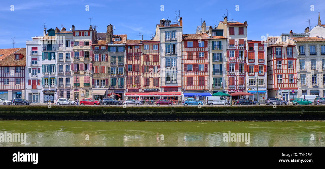 Vue sur l'architecture basque typique sur les maisons le long de la rivière Nive. Vue latérale depuis le pont. Bayonne, France Banque D'Images