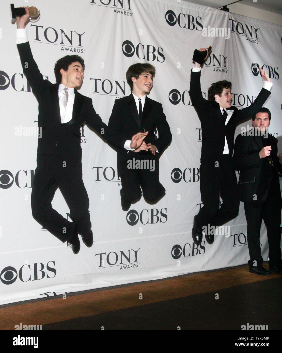 (L-R) David Alvarez, Kiril Kulish et Trent Kowalik tenir leur awards pour la meilleure performance par un acteur principal dans une comédie musicale de 'Billy Elliot' à l'American Theatre Wing's Antoinette Perry 'Tony' Awards au Radio City Music Hall de New York le 7 juin 2009. (Photo d'UPI/Laura Cavanaugh) Banque D'Images