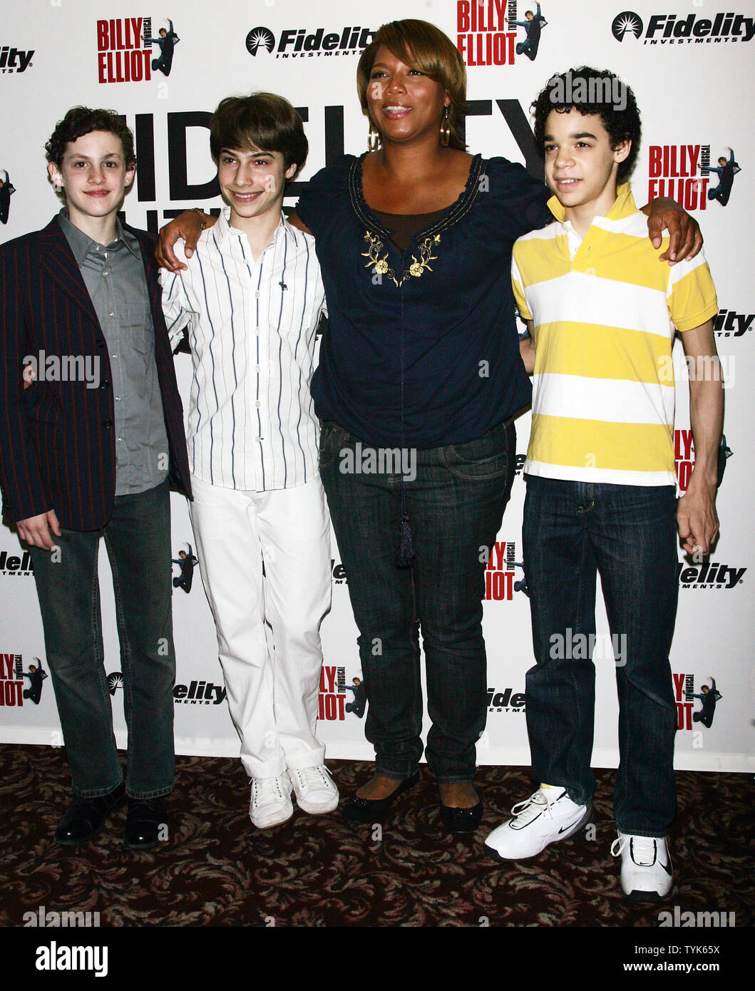 (L-R) Trent Kowalik, Kiril Kulish, Queen Latifah et David Alvarez arrivent à la fidélité Futurestage Finale Gala pour les élèves des écoles publiques de New York faire leurs débuts à Broadway à Sardi's à New York le 15 juin 2009. (Photo d'UPI/Laura Cavanaugh) Banque D'Images