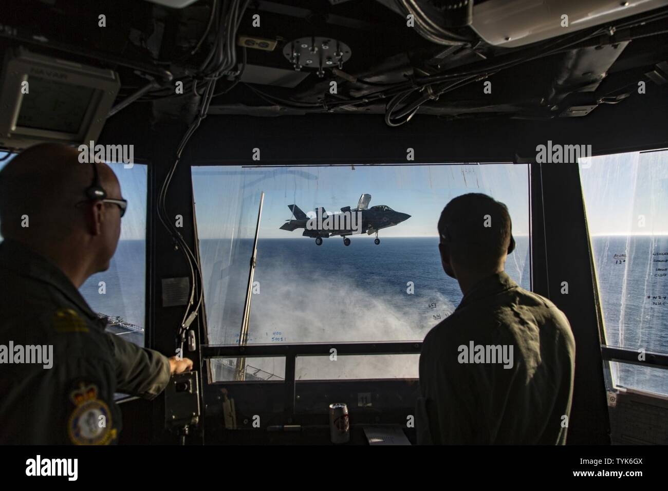Océan Pacifique (nov. 13, 2016) Un F-35B Lightning II à décollage/atterrissage vertical (STOVL) mène des opérations de contrôle dans le poste de pilotage de navire d'assaut amphibie USS America (LHA 6). Le cadre très diversifié de Pax River Force d'essai intégré (ITF), techniciens, ingénieurs, techniciens, logisticiens, le personnel de soutien et pilotes d'essais sont entrepris pour la troisième et dernière phase de test de développement (DT-III) de F-35B et de l'intégration. pertinence de l'opérateur Banque D'Images