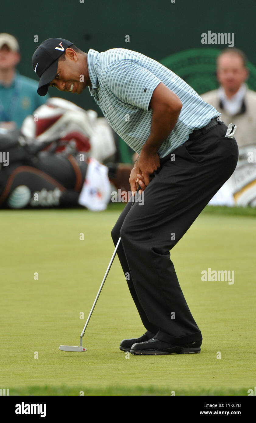 Tiger Woods réagit après avoir raté un putt pour birdie sur le 11e vert pendant le deuxième tour de l'US Open à Bethpage Black à Farmingdale, New York le 20 juin 2009. (UPI Photo/Kevin Dietsch) Banque D'Images