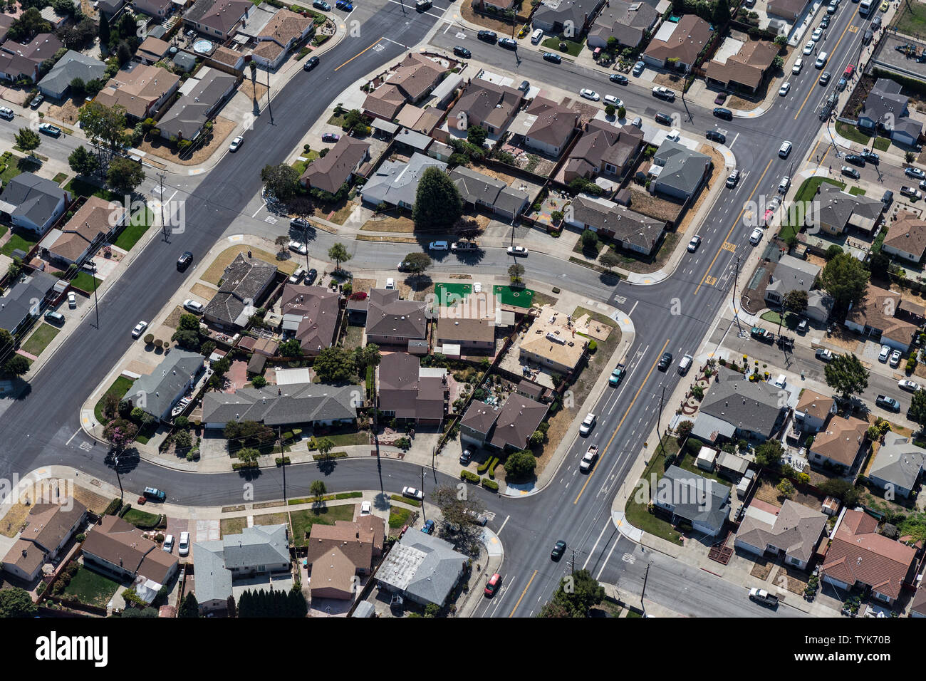 Vue aérienne de l'après-midi de quartier résidentiel, près de San Leandro et Oakland en Californie. Banque D'Images
