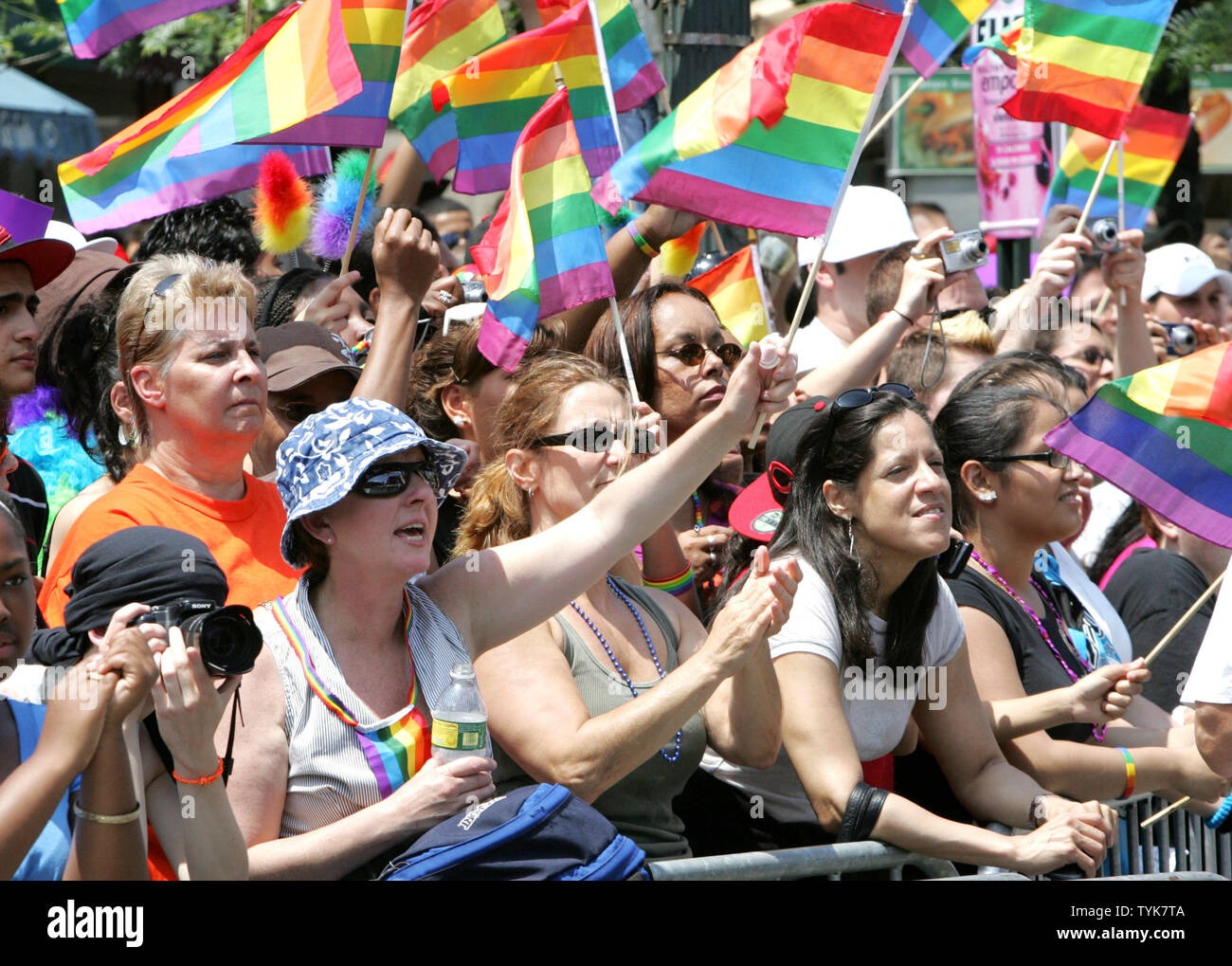 Ligne de personnes pour regarder la rue Christopher le patrimoine de Pride Parade à Greenwich Village Le 28 juin 2009 à New York. Le défilé de cette année marque le 40e anniversaire de la émeutes de Stonewall qui ont suscité le mouvement des droits des homosexuels. (Photo d'UPI/Monika Graff) Banque D'Images