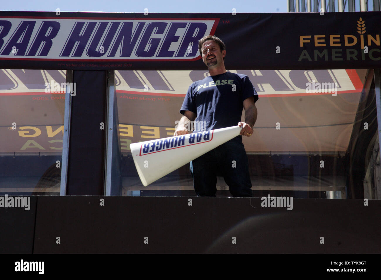 L'acteur David Arquette prend résidence dans une boîte en plexiglas sur la partie supérieure du Madison Square Garden Marquee pour aider au lancement de Snickers Bar 'Campagne' la faim au Madison Square Garden de New York le 15 juillet 2009. (Photo d'UPI/Laura Cavanaugh) Banque D'Images
