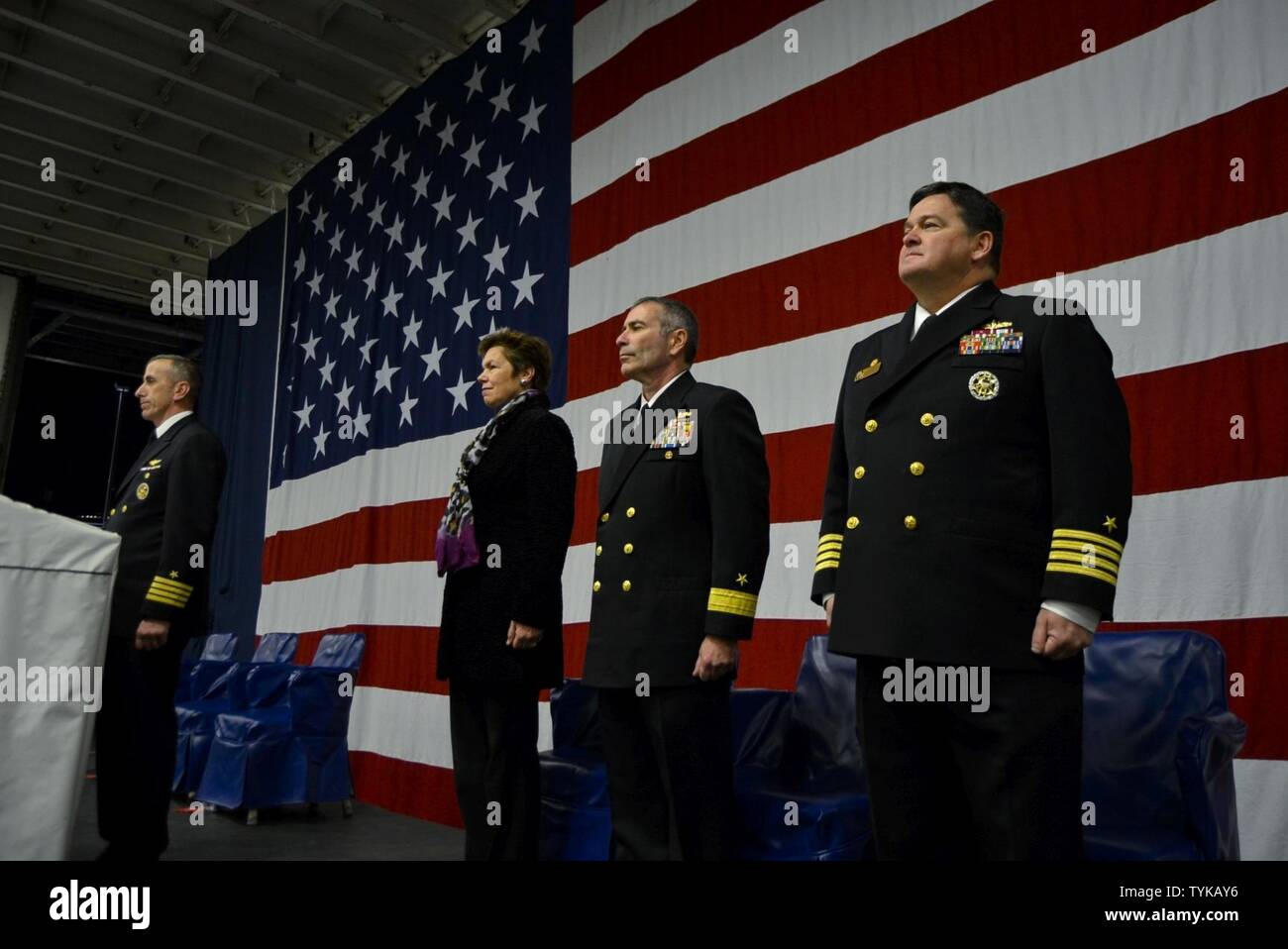 NEW YORK (nov. 13, 2016) - De gauche à droite le capitaine Joseph R. O'Brien, directeur général USS Iwo Jima, Loree Sutton, commissaire du Bureau du Maire, des anciens combattants et le brigadier de l'armée à la retraite. Le général, à l'arrière. Adm. Roy I. Kitchener, commandant deux groupe expéditionnaire, le capitaine James R. Midkiff, commandant de l'USS Iwo Jima, au garde à vous tandis que les couleurs sont transmises au cours d'une cérémonie de réception à bord de navire d'assaut amphibie USS Iwo Jima (DG 7). Le navire récemment revenus de la mission d'aide humanitaire à Haïti après le passage de l'Ouragan Matthew Banque D'Images