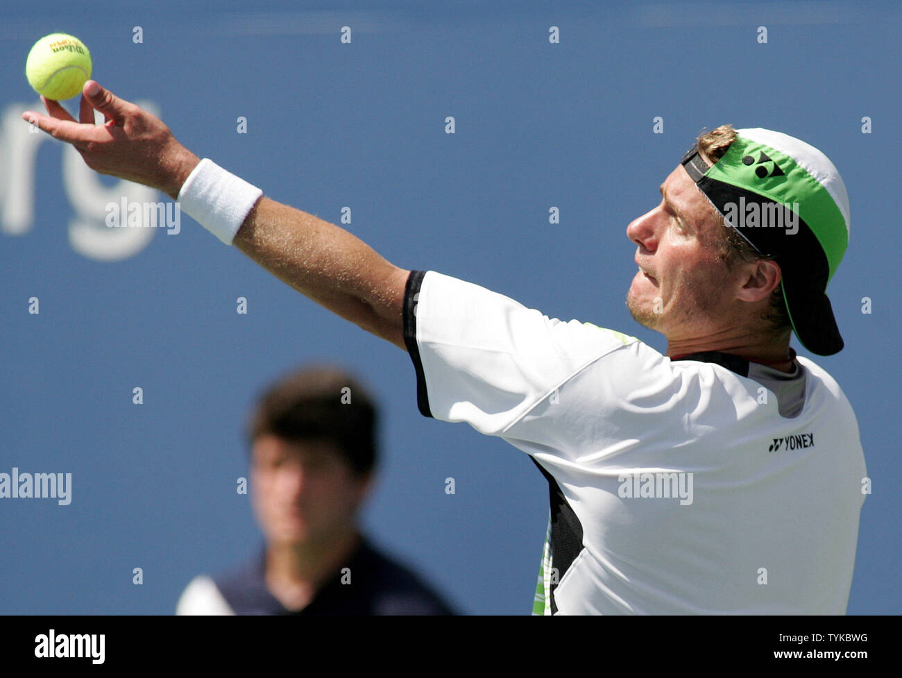 Leyton Hewitt d'Australie sert à Roger Federer de la Suisse lors de leur match à l'US Open Tennis Championship le 5 septembre 2009 à New York. Federer a gagné 4-6, 6-3, 7-5, 6-4. UPI /Monika Graff. . Banque D'Images