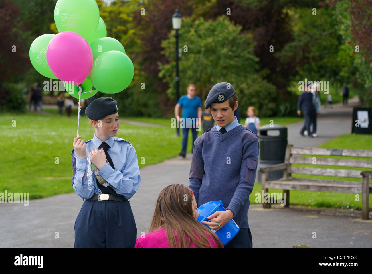 Jeunes Cadets RAF, hommes et femmes, vêtus d'uniforme et de bérets au Valley Gardens du jour des années 1940, à Harrogate, dans le North Yorkshire, en Angleterre, au Royaume-Uni. Banque D'Images