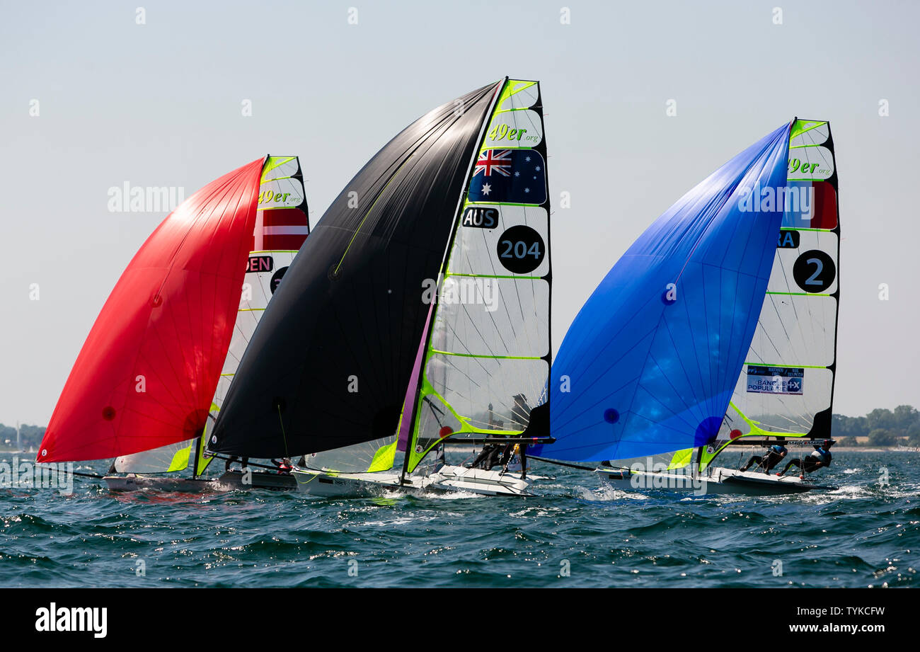 Kiel, Allemagne. 26 Juin, 2019. Jonas Warrer/Jakob Precht du Danemark (l-r) sont dans la classe 49er dans une course pendant la Semaine de Kiel en avant de Oliver Manton/Jack Lloyd de l'Australie et Frey Mathieu/Delpech Noe à partir de la France. La Kieler Woche est considéré comme le plus grand événement nautique. Près de 500 athlètes vont commencer à partir de la chambre 26.6. sur 325 bateaux de 48 nations dans les Jeux Olympiques au cours de la Kieler Woche. Crédit : Frank Molter/dpa/Alamy Live News Banque D'Images