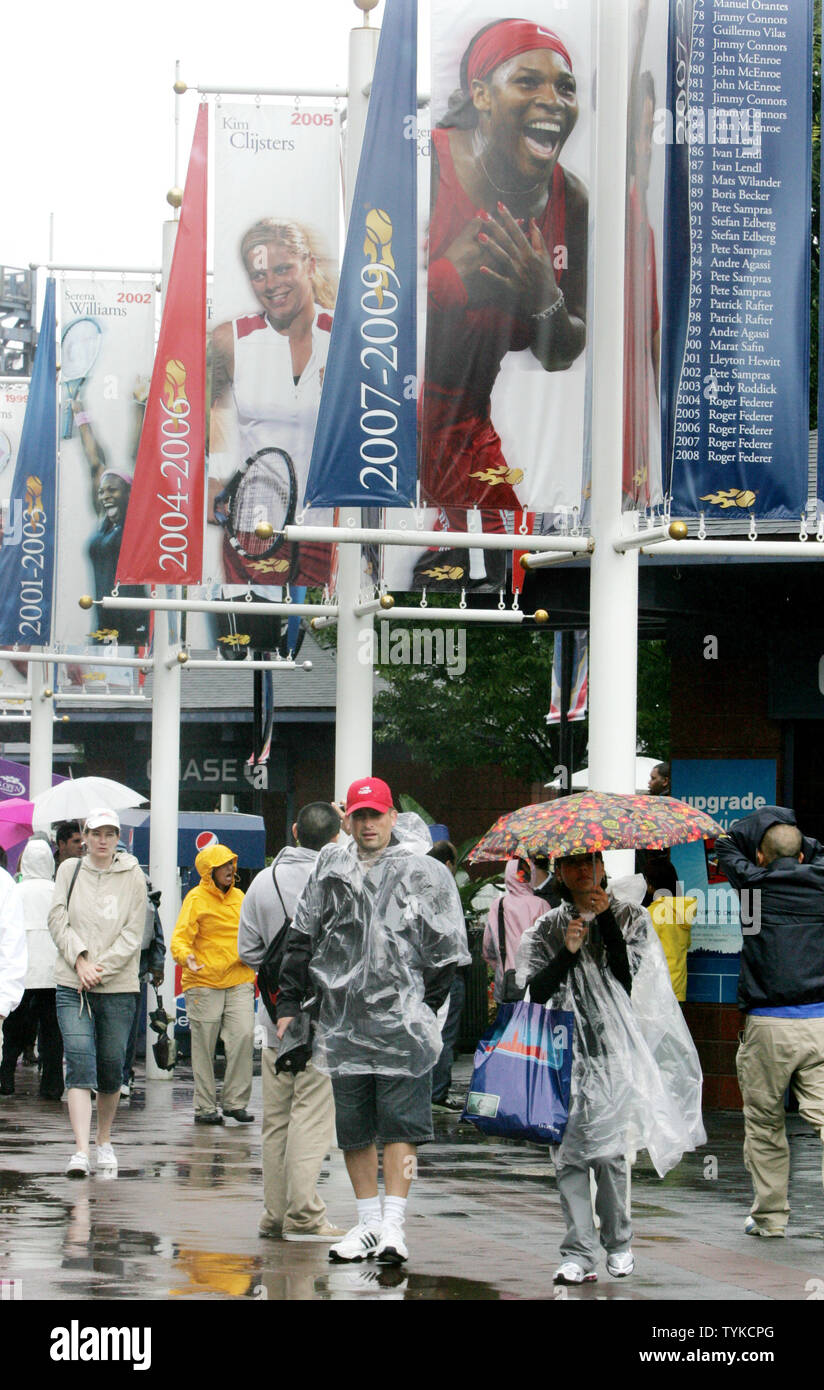 Fans de marche passé avec bannières Kim Clijsters (L) et Serena Williams en pluie suspend jouer à l'US Open Tennis Championship le 11 septembre 2009 à New York. Clijsters et Williams sont prévues pour jouer leur demi-finale aujourd'hui, si le temps le permet. UPI /Monika Graff Banque D'Images
