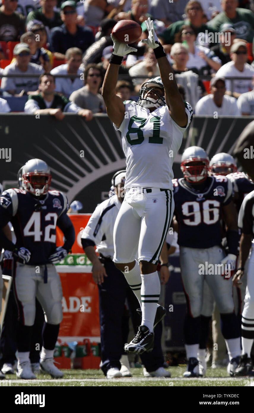 New York Jets Dustin Keller attrape une balle au premier trimestre contre les New England Patriots de la semaine 2 de la saison NFL au Giants Stadium à East Rutherford, New Jersey le 20 septembre 2009. Les Jets défait les Patriotes 16-9. UPI /John Angelillo Banque D'Images