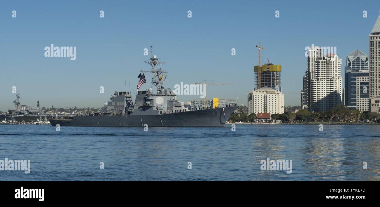 DIEGO (nov. 14, 2016) - La classe Arleigh Burke destroyer lance-missiles USS DECATUR (DDG 73) retourne à son port d'attache, base navale de San Diego, après avoir effectué un déploiement de sept mois, le 14 novembre. Decatur, ainsi que les destroyers lance-missiles USS Momsen (DDG 92) et USS Spruance (DDG 111), déployée à l'appui de la sûreté maritime et de la stabilité dans la région du Pacifique-Indo-Asia dans le cadre de la 3ème Flotte du Pacifique des États-Unis inaugurale du Groupe d'action de surface, sous le commandant de l'Escadron de destroyers (CD) 31. Banque D'Images