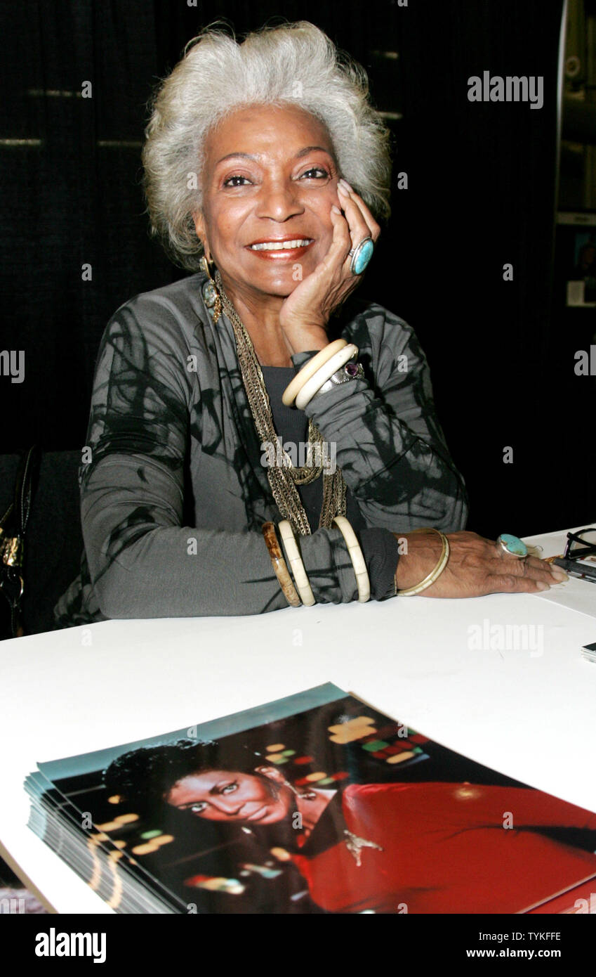 Nichelle Nicoles, qui a joué dans l'Uhura Start Trek, est sur place pour signer des autographes dans la Big Apple Comic Con a eu lieu au quai 92 le 16 octobre 2009 à New York. Le site regroupe des marchands de livres de bandes dessinées, de célébrités et de vente des commerces de souvenirs sur le thème de la bande dessinée. UPI/Monika Graff. Banque D'Images